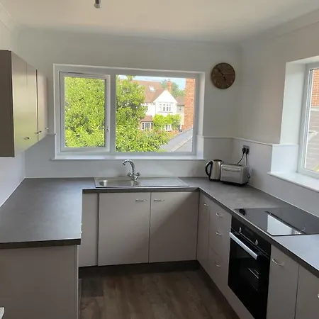 Large 2-Bedroom Maisonette With Free Parking